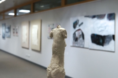 Ausstellung »Weiß« — Skulptur vorne: Hansjürgen Vogel